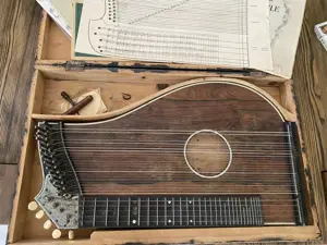 alte Zither mit Koffer und Noten