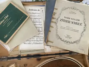 alte Zither mit Koffer und Noten Bild 2