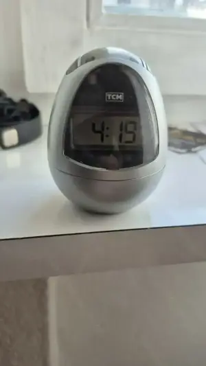 Eier Uhr auf dem Tisch...