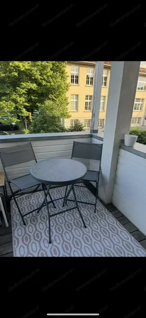 Gartentisch mit zwei Stühlen