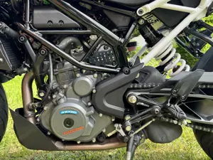KTM 390 Duke Naked Bike (weiss) Bild 4