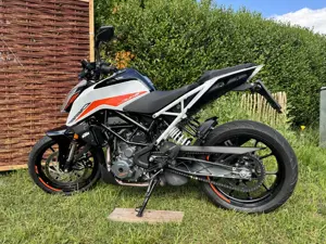 KTM 390 Duke Naked Bike (weiss) Bild 3