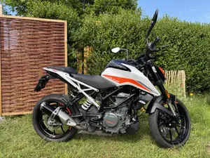 KTM 390 Duke Naked Bike (weiss)