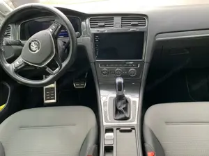 e-Golf   -   virtual Cockpit, Dynaudio, Kamera, Navi, Serviceheft Bild 7