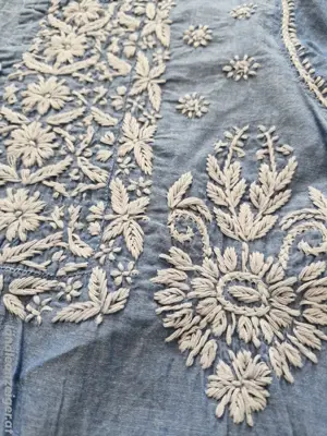 Bluse mit Stickerei Bild 4