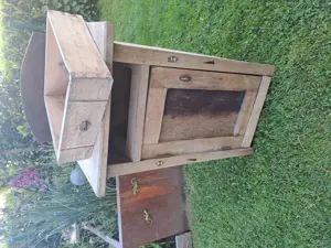 Altes Nachtkästchen aus Holz