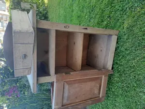 Altes Nachtkästchen aus Holz Bild 3
