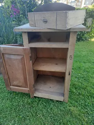 Altes Nachtkästchen aus Holz Bild 2