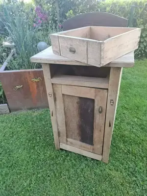 Altes Nachtkästchen aus Holz