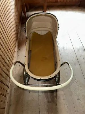 alter Kinderwagen Bild 2