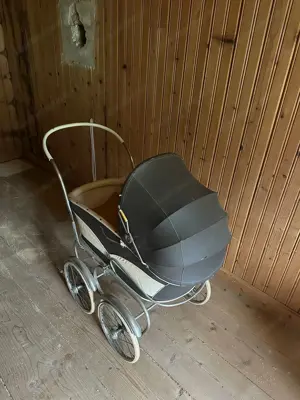 alter Kinderwagen Bild 4