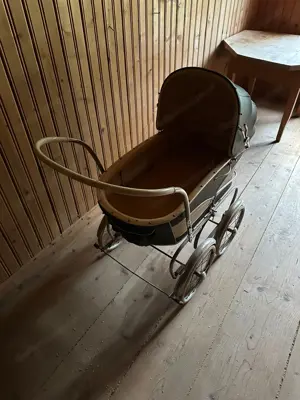 alter Kinderwagen Bild 3