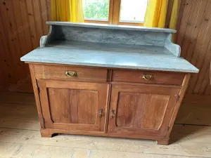 alte Kommode mit Steinplatte
