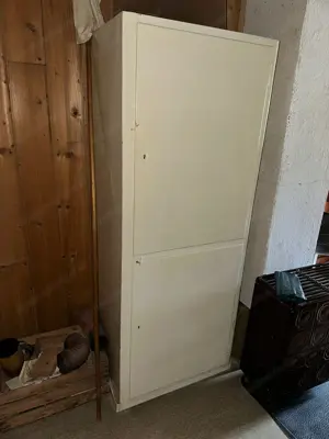 alter Schrank abzugeben