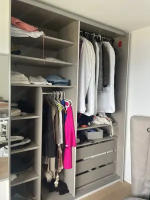 Kleiderschrank mit Spiegel und Schiebetüren Bild 2