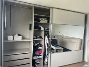 Kleiderschrank mit Spiegel und Schiebetüren