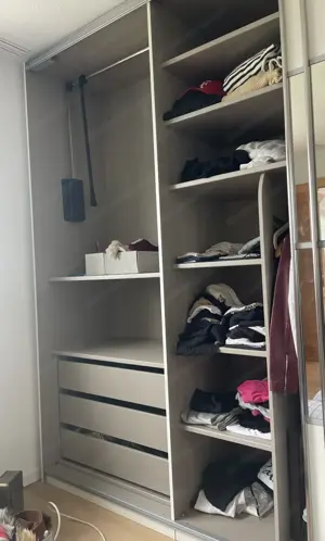 Kleiderschrank mit Spiegel und Schiebetüren Bild 3