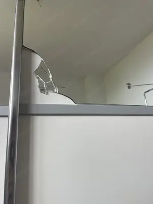 Kleiderschrank mit Spiegel und Schiebetüren Bild 4