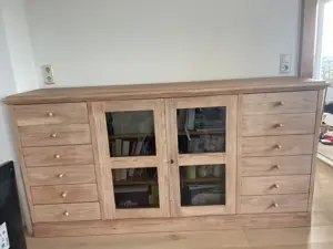 Pinien Holz Kommode mit Glastüren und zwölf Schubladen Bild 2