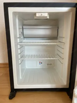 Mini Kühlschrank Schwarz Matt mit verstellbaren Fächern Bild 3