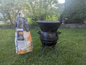 Holzkohlegrill aus Gusseisen