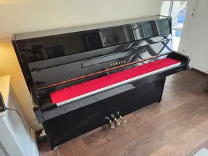 Yamaha Klavier Piano C110 A Wandklavier Bild 3