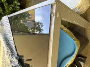 Esstisch mit schwarzem Glas