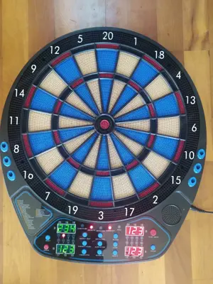 Dart-Spiel elektronisch inkl. Pfeile, Zubehör, Anleitung und Verpackung