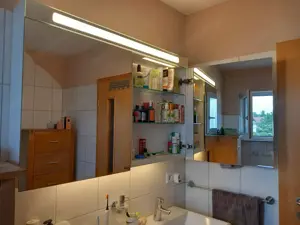 großer Spiegelschrank, Schweizer Fabrikat, sehr gut erhalten, wegem Umzug günstig zu verkaufen Bild 2