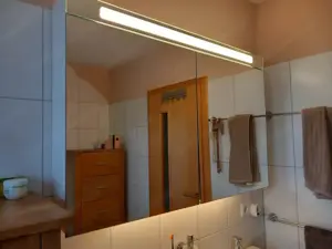 großer Spiegelschrank, Schweizer Fabrikat, sehr gut erhalten, wegem Umzug günstig zu verkaufen Bild 3