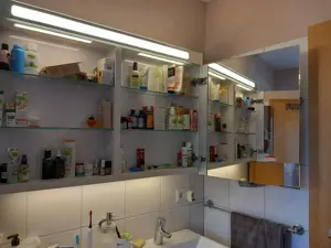 großer Spiegelschrank, Schweizer Fabrikat, sehr gut erhalten, wegem Umzug günstig zu verkaufen Bild 4