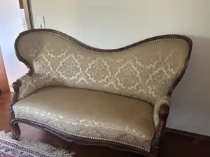 Stilvolles Antik-Sofa mit Holzrahmen & Brokat   700   VB   Har