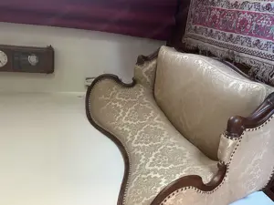 Stilvolles Antik-Sofa mit Holzrahmen & Brokat   700   VB   Har Bild 2