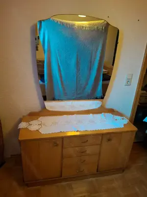Spiegelkommode aus Omas Zeiten