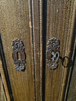 Alter Schrank Bild 3