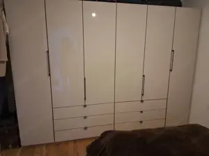 Kleiderschrank Bild 4