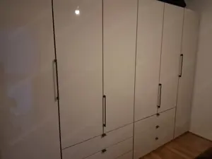 Kleiderschrank Bild 3