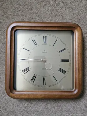 analoge Wanduhr 