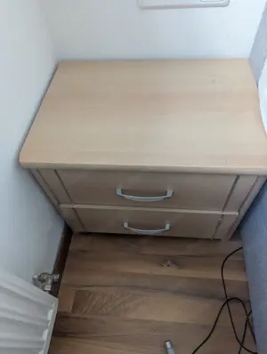 Zwei Nachtkästchen aus Holz