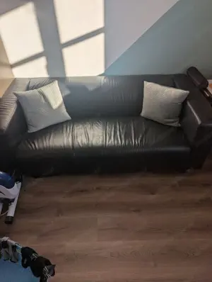 Schwarze Ledercouch