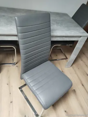 Tisch mit 4 Stühlen  Bild 2