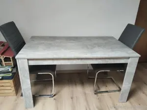 Tisch mit 4 Stühlen 