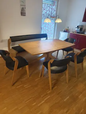 Voglauer Esszimmerserie bestehend aus 4 Stühlen, 1 Sitzbank & 1 Esstisch.