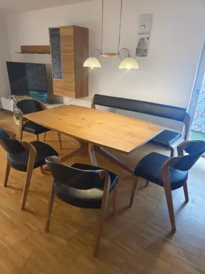 Voglauer Esszimmerserie bestehend aus 4 Stühlen, 1 Sitzbank & 1 Esstisch. Bild 2