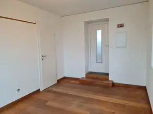 Vielfältig nutzbares Geschäftslokal mit kleiner Wohnung zu vermieten Bild 8