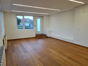 Vielfältig nutzbares Geschäftslokal mit kleiner Wohnung zu vermieten