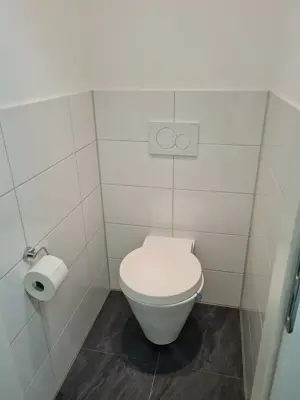 Vielfältig nutzbares Geschäftslokal mit kleiner Wohnung zu vermieten Bild 2