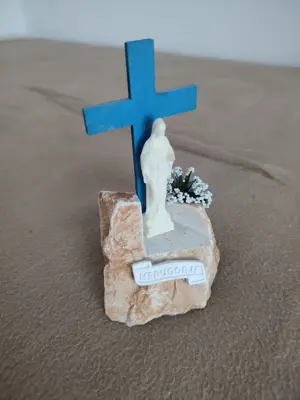 Maria Medjugorje Muttergottes Gospa auf Stein mit blauem Kreuz
