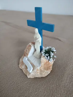 Maria Medjugorje Muttergottes Gospa auf Stein mit blauem Kreuz Bild 2