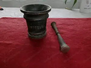 Gusseisener Mörser + Stößel  Bild 2